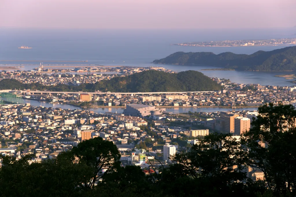 Tokushima: Shikoku barata, soles dorados y vida real japonesa
