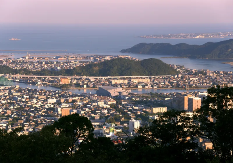Tokushima: Shikoku barata, soles dorados y vida real japonesa