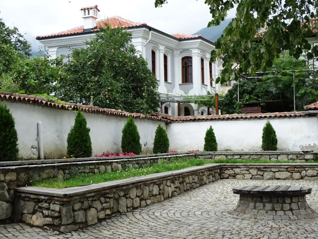 Karlovo: Ruta práctica por el corazón de Bulgaria