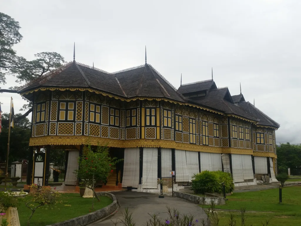 Kuala Kangsar: El río, el palacio y la chía real